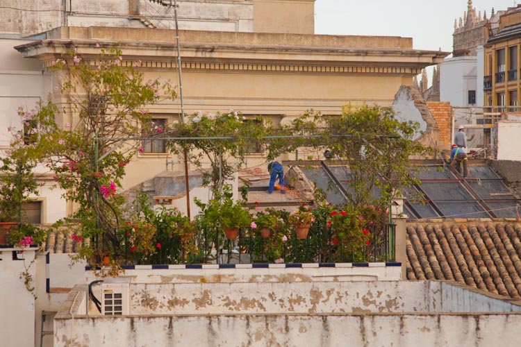 Dacharbeiter in Sevilla